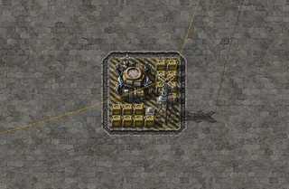 Detalhe da base de um roboport: o roboport, 14 baús de armazenagem, um poste grande e duas lâmpadas, capturado no jogo